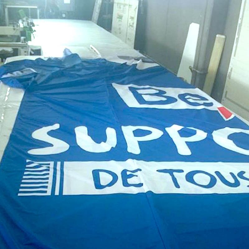 Tifo publicitaire forme t-shirt