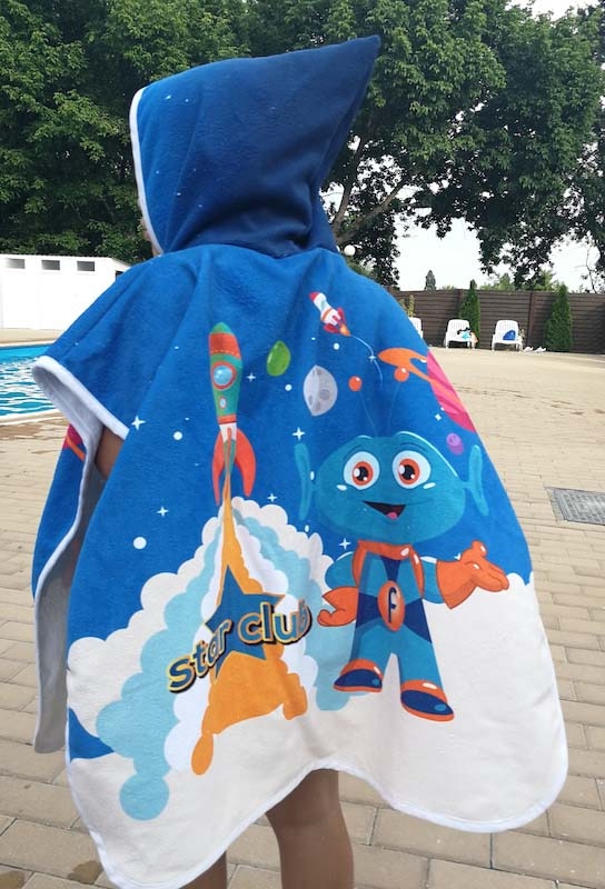 Serviettes poncho enfants publicitaire fond bleu avec logo