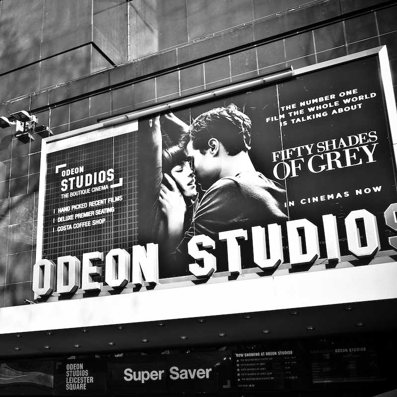 Affiche papier publicitaire cinéma noir et blanc